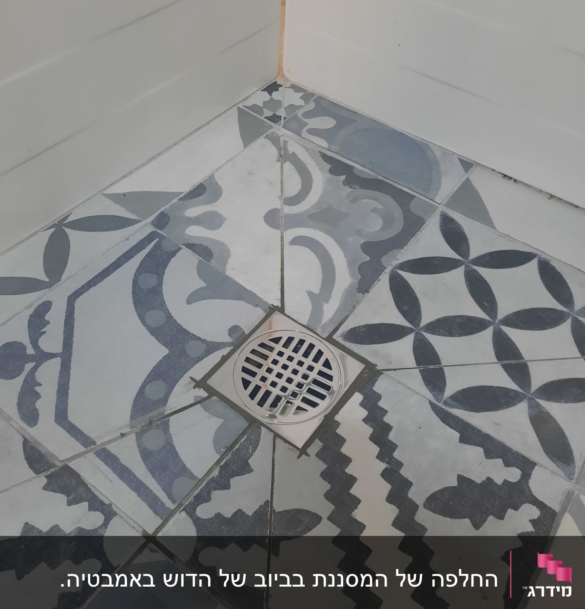 רצפת מקלחת עם ריצוף מעוצב וניקוז מתכת עגול